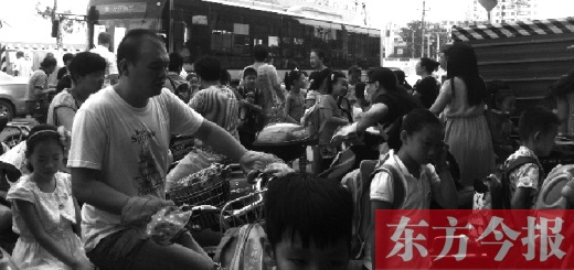 9月4日下午，文化路一小附近，大批陪讀家長接孩子。