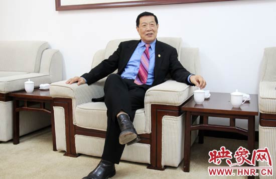 以精湛讀到的刑偵鑒識(shí)技術(shù)享譽(yù)國(guó)際的李昌鈺博士，被譽(yù)為“當(dāng)代福爾摩斯”。