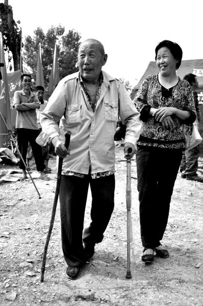 2011年6月26日，何兆勝在三女兒的陪伴下漫步在搬遷現(xiàn)場(chǎng)。