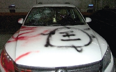 鄭州小區(qū)白色越野車遭襲 車身被噴多個烏龜圖案 鄭州小區(qū)白色越野車遭襲 車身被噴多個烏龜圖案