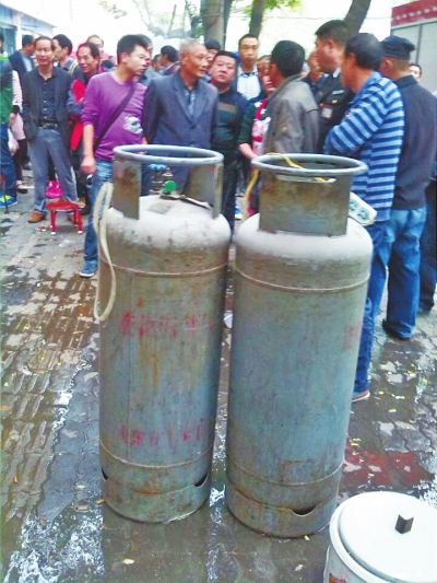 這兩個大塊頭沒事，眾人懸著的心平靜下來。