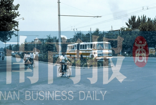 1983年的建設(shè)路，已經(jīng)有了電車