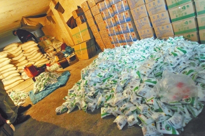 大袋的飼料添加劑氯化鈉經(jīng)過(guò)仿冒加工，就變成了小袋的食用碘鹽。