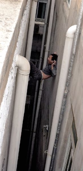 就在民警緊急施救時，他從兩樓之間摔下。