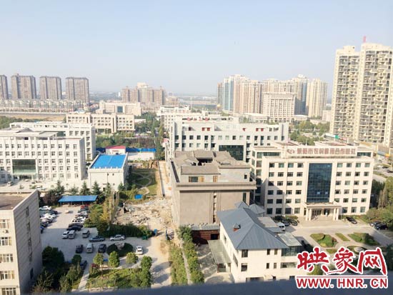 一座4層的建筑樓頂蓋上了四合院。