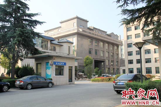 據(jù)這座建筑的一名工作人員稱，整座建筑為海龍集團所有，房屋建成之后用作公司紅木家具展示。