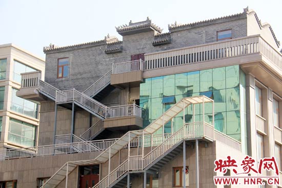 這座建筑的背面，已建好步梯。