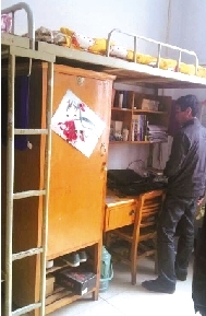 家人拍攝的孫慧博宿舍高低床照片。