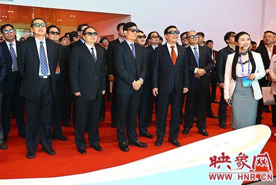 與會嘉賓觀看世界第一套偏振型LED立體電影播映系統(tǒng)