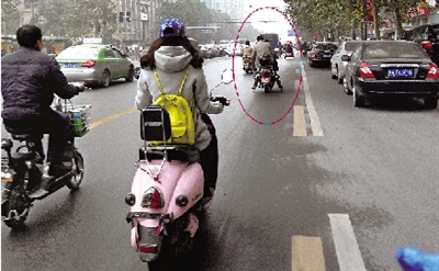 女摩的司機(jī)騎得飛快，闖了3次紅燈