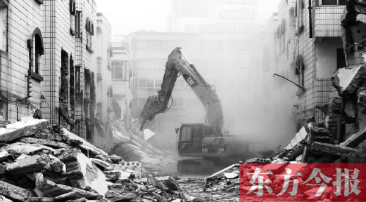 昨日，鄭州市棗莊社區(qū)拆遷現(xiàn)場，揚(yáng)塵漫天，附近居民叫苦不迭