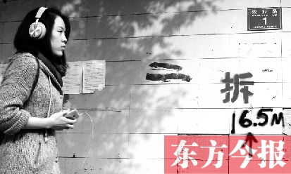 昨日，東方今報(bào)記者走訪農(nóng)業(yè)路沿線，看見“拆”字已上墻