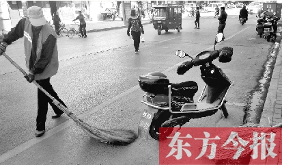 昨日，鄭州市中州大道上，穿梭于車(chē)流中上崗的環(huán)衛(wèi)工