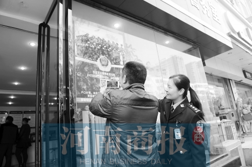 市民正在掃描二維碼，加關(guān)注