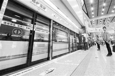 地鐵站內(nèi)電梯、車門處均貼有安全提示標(biāo)識。