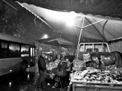 馬路上的公交車與占道經營的小貨車“擦身而過” 馬路上的公交車與占道經營的小貨車“擦身而過”