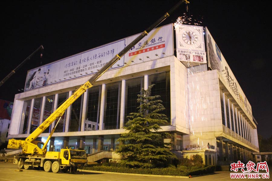 21點(diǎn)50分，切割機(jī)開始對中間最小的一塊牌進(jìn)行切割。頂著“呼呼”的寒風(fēng)，巨大廣告牌上火花四濺。