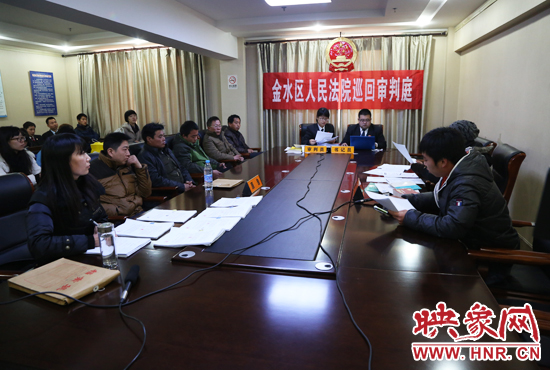 12月2日上午9點(diǎn)，鄭州市金水區(qū)法院將法庭搬到了經(jīng)八路辦事處，并案審理了這6起勞務(wù)糾紛案件。