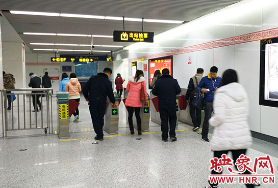 出站閘機口并沒有地鐵工作人員。