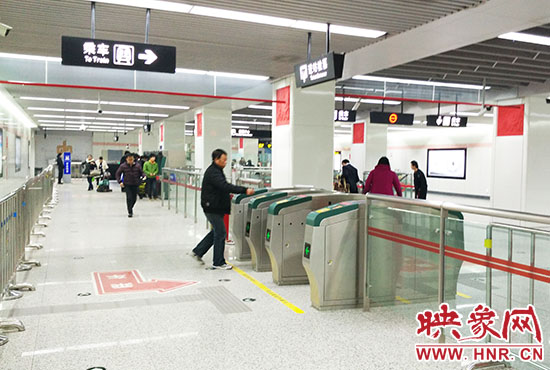 進(jìn)站處也沒有工作人員。