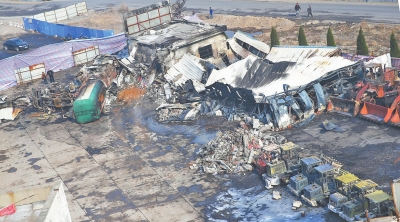 事故汽車站內(nèi),不少車輛被燒得面目全非。