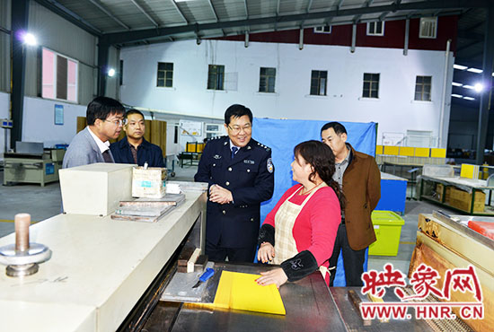 政委陳兆甲深入企業(yè)走訪，了解企業(yè)生產(chǎn)及周邊治安狀況。