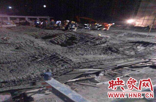 圖為事故現(xiàn)場情況，當?shù)厝罕姽﹫D。