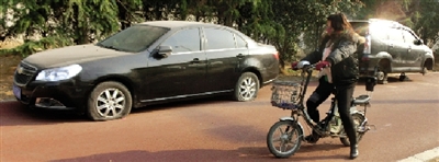 緊臨西三環(huán)一小區(qū)門口停的轎車，8輛車車胎被扎