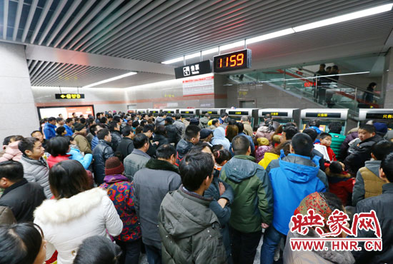 地鐵開(kāi)通首日，上午十一點(diǎn)五十九分，紫荊山地鐵站售票機(jī)前擠滿了買票的市民。