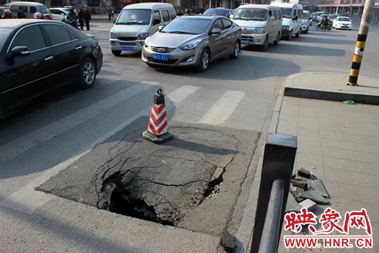 南陽路農(nóng)業(yè)路出現(xiàn)深坑，近看是因為瀝青充當窨井蓋所致