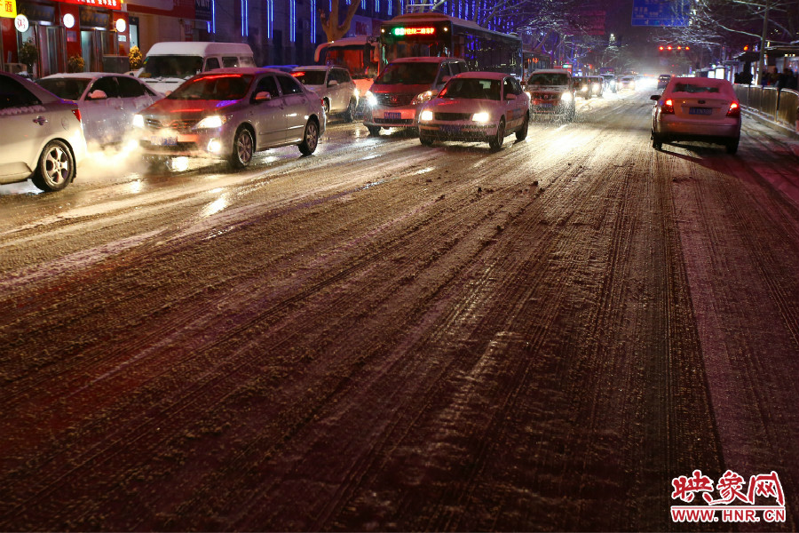 夜晚的雪路給出行的人們?cè)黾恿死щy。