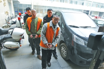 倆刑釋男子，冒充“富二代”，微信搜附近的人，專搶出入娛樂場(chǎng)所女性