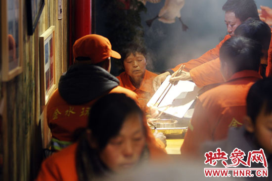 鄭州黃河路衛(wèi)生路附近一家火鍋店，宴請(qǐng)130名環(huán)衛(wèi)工人吃火鍋。