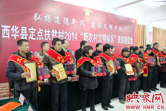 活動(dòng)現(xiàn)場(chǎng)，領(lǐng)導(dǎo)們向獲得“文明好家庭”、“文明好孝賢”、“文明好青年”、“文明好媳婦”、“文明好學(xué)生”