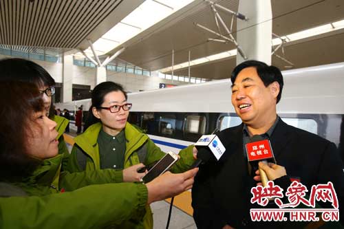 人大代表馬永芳今年帶的26的建議和議案都是關(guān)于農(nóng)村的問題。