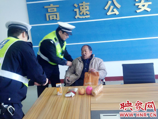 民警將老人帶回駐地。