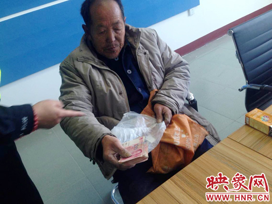在把老人帶回駐地后，老人竟又從身上掏出幾千元現(xiàn)金要塞給民警。