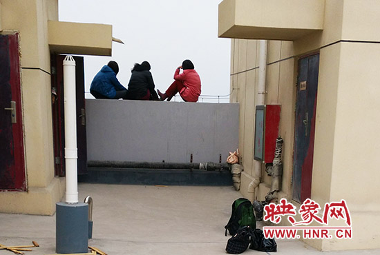 三人在樓頂始終不肯下來。