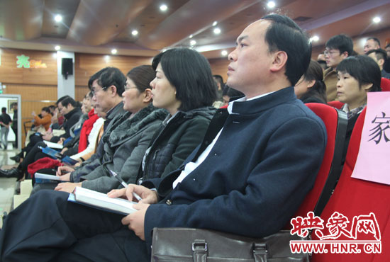 認真聽取招生政策的學(xué)生家長。