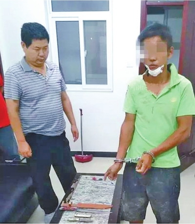 犯罪嫌疑人張某某（右）被抓時，挎包中被搜出兩把長約30厘米的尖刀