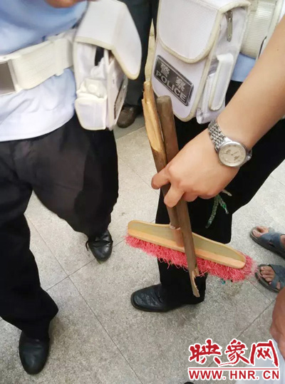 老太從環(huán)衛(wèi)工手中奪過掃帚，用腳踩斷，用力向環(huán)衛(wèi)工人的手上和腿上敲去。