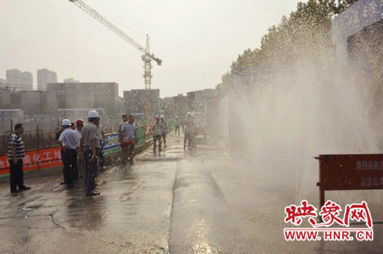 鄭州現(xiàn)“高空噴淋式塔吊” 施工現(xiàn)場宛如“仙境” 鄭州現(xiàn)“高空噴淋式塔吊” 施工現(xiàn)場宛如“仙境”