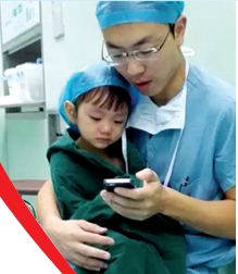 對(duì)于網(wǎng)友的點(diǎn)贊，石醫(yī)生說(shuō)，是孩子太可愛(ài)了，所以照片才得到這么多贊美。圖片來(lái)自網(wǎng)絡(luò)。