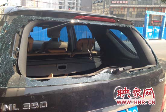 奔馳車夜停路邊被砸，損失萬元以上