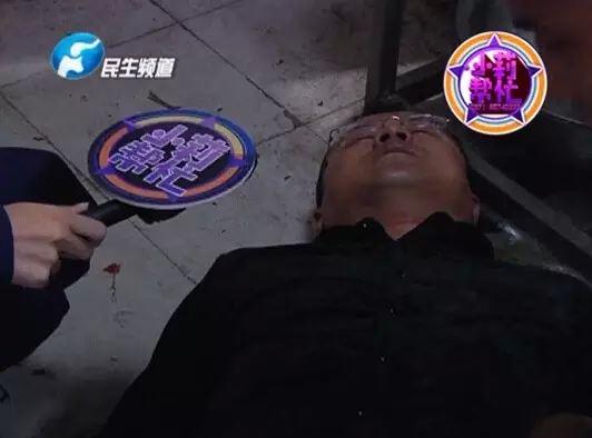 老板竟突然在廚房?jī)?nèi)割腕自殺!發(fā)現(xiàn)意外情況后，小莉趕緊對(duì)傷者進(jìn)行包扎，并撥打了120急救電話。