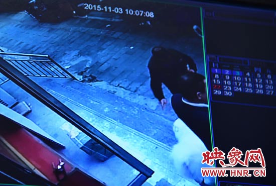 監(jiān)控錄像顯示，男子走向皮皮，將其拐走。