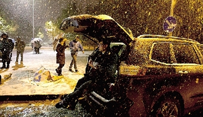 彈琴彈到手指都沒知覺了，還在一首又一首地唱。