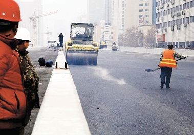 昨日農(nóng)業(yè)路高架第八標(biāo)段已經(jīng)開始鋪設(shè)瀝青。