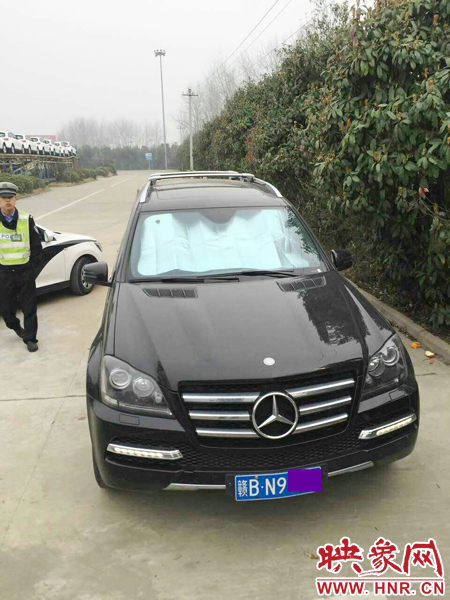 江西男子奔馳車中睡覺一氧化碳中毒，周口高速交警及時(shí)發(fā)現(xiàn)。