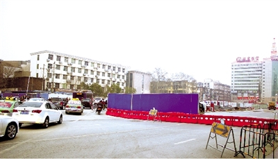 試圍擋后,車輛從西向東緩慢通行 試圍擋后,車輛從西向東緩慢通行